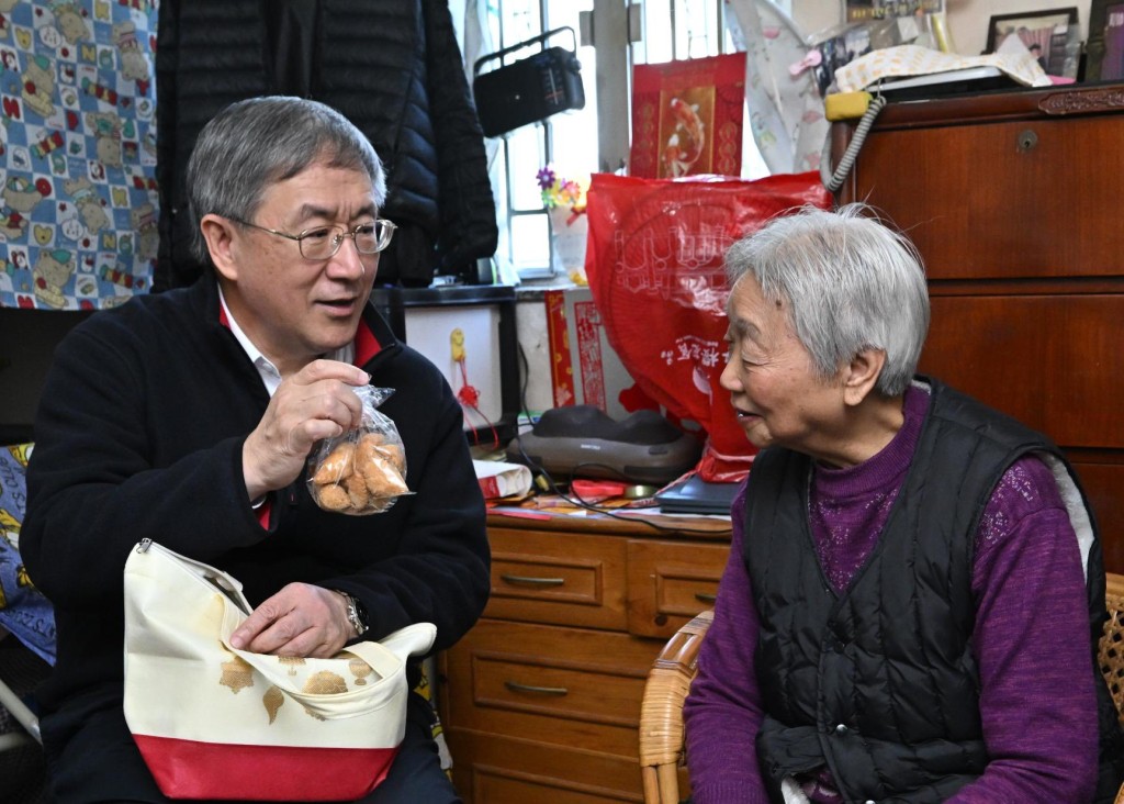卓永興向覃女士送上送他喜愛的賀年食品。卓永興FB圖片 卓永興向覃女士送上送他喜愛的賀年食品。卓永興FB圖片