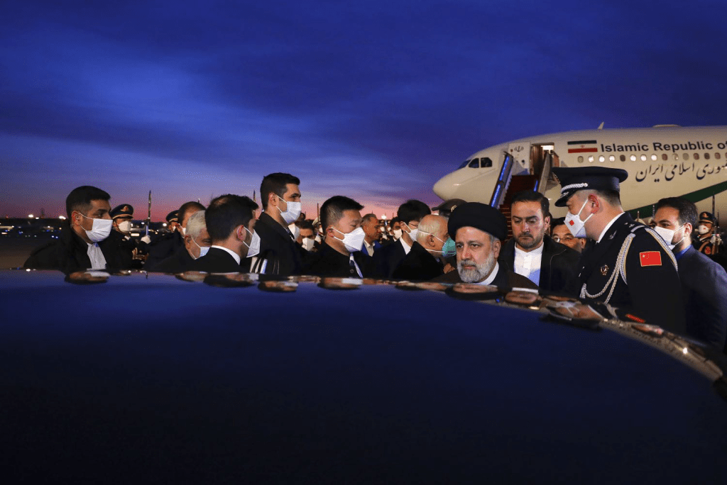 伊朗總統萊希在北京機場走上接載他的專車。 美聯社