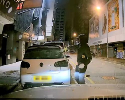 黑衣人打爛私家車車窗。網上片段