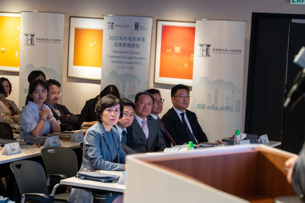 律政司邀請到最高人民法院研究室副主任、高級法官司艷麗,介紹內地法院體系和法律層級、法院指導典型案例等;廣東省高級人民法知識產權審判庭庭長、高級法官王曉明講解內地法院涉港知識產權審判。林定國fb 律政司邀請到最高人民法院研究室副主任、高級法官司艷麗,介紹內地法院體系和法律層級、法院指導典型案例等;廣東省高級人民法知識產權審判庭庭長、高級法官王曉明講解內地法院涉港知識產權審判。林定國fb