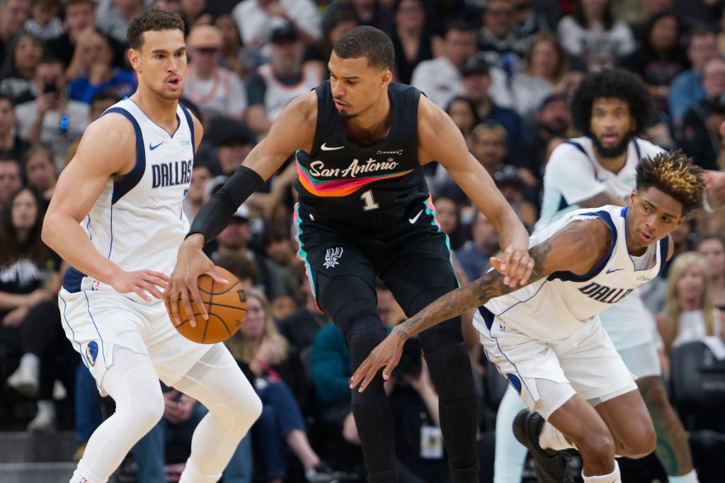 超级巨星云班耶马（Victor Wembanyama）（1号）全场轰下40分及13个篮板，并在这场比赛中达到NBA年度奖项资格的65场出场要求。美联社图片