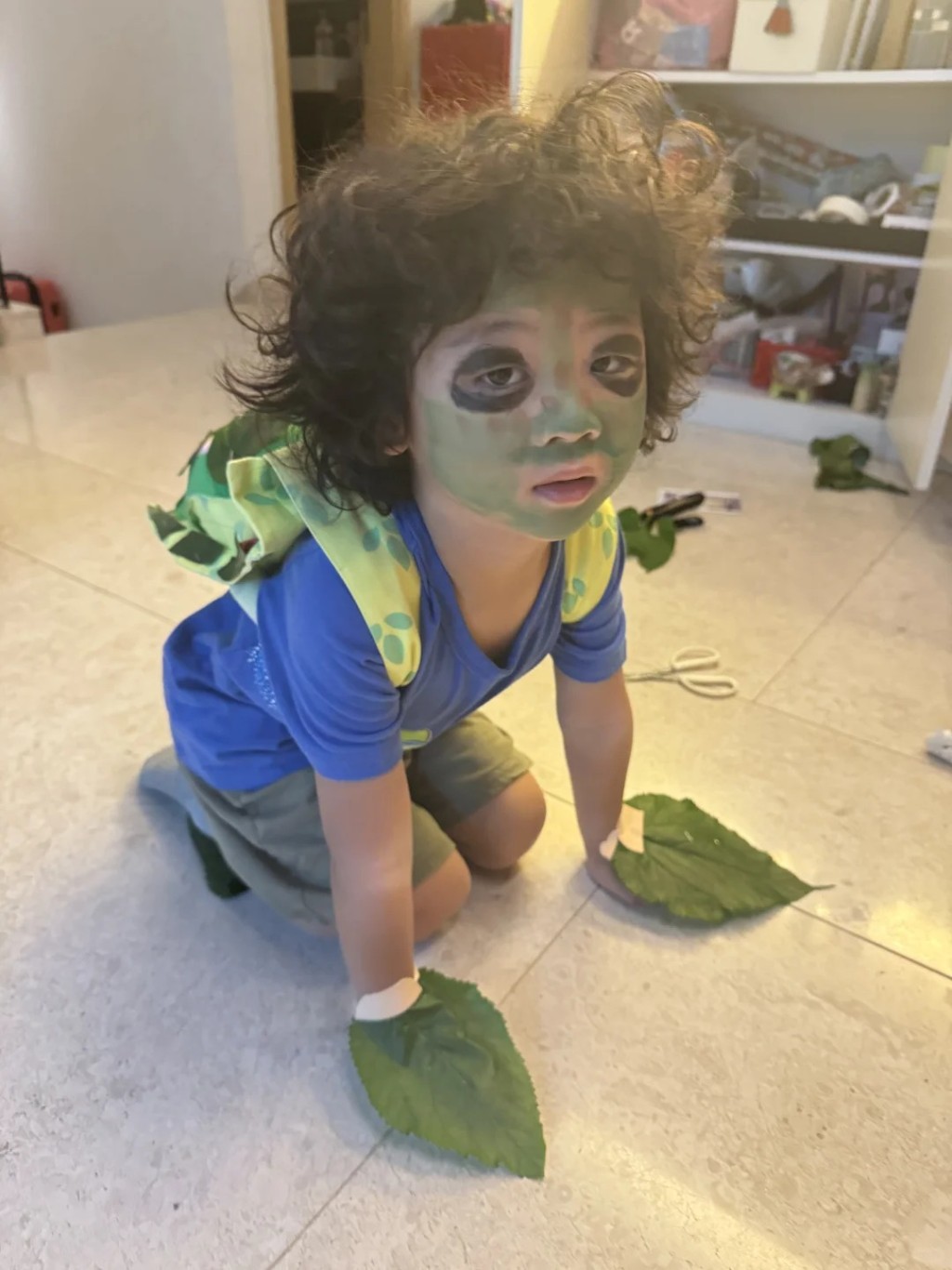 张乐儿爬在地上扮海龟。