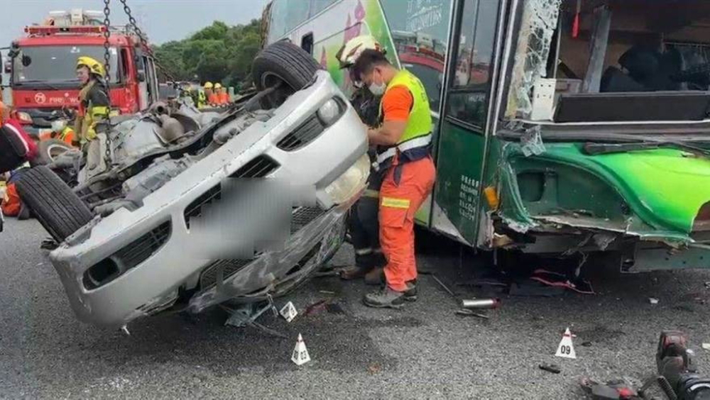 台灣雲林旅遊巴與私家車相撞,造成4死22輕傷。 中時