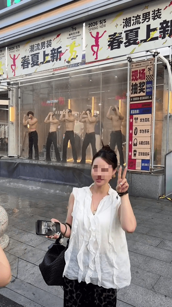 杭州商场“半裸男团”谷客惹议，引起围观及打卡。