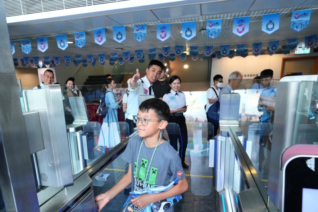 學院開放了不同的訓練設施予市民參觀，包括模擬出入境大堂及教學資訊廊，更讓市民近距離接觸防暴裝備。