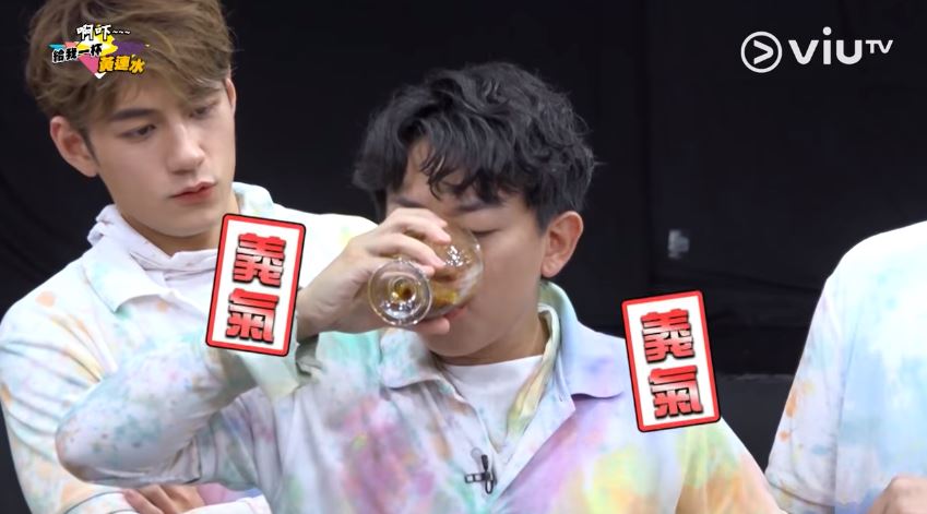 岑珈其幫Edan頂了另一杯黃蓮水。