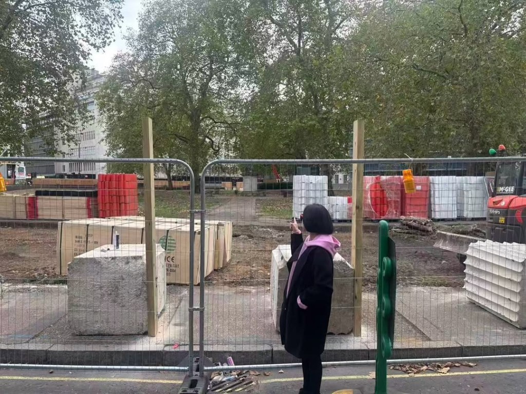 小S徐熙娣早前到英國去看粉絲為大S徐熙媛訂製的紀念長椅。 小S徐熙娣早前到英國去看粉絲為大S徐熙媛訂製的紀念長椅。