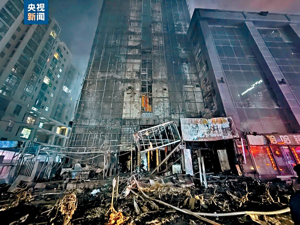 山西太原一棟高層建築起火，火災原因正在調查中。
