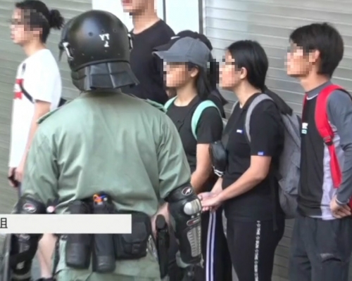 柏麗大道有人被截查。有線新聞截圖