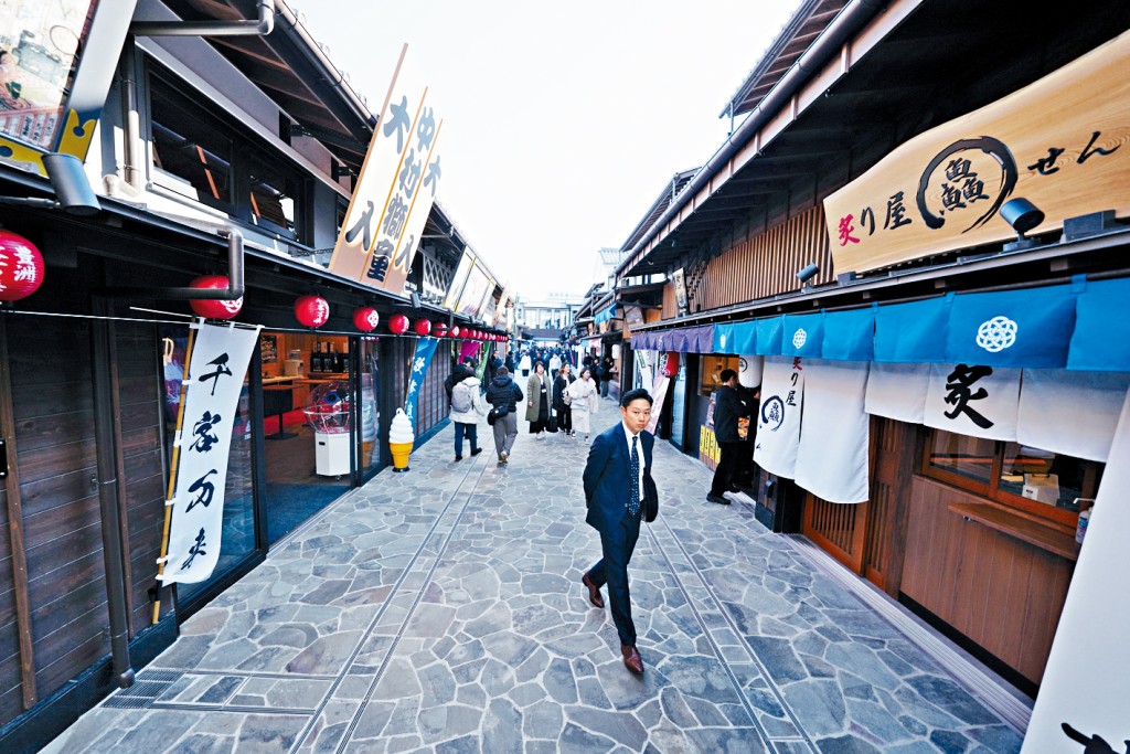 「丰洲 千客万来」的江户时代街景。