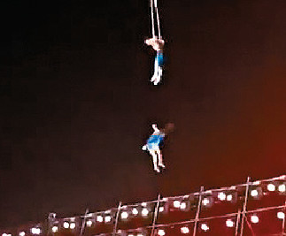 ■女演員懷疑失手，瞬間從高空墜落舞台，其後主持人將女子送醫救治。
