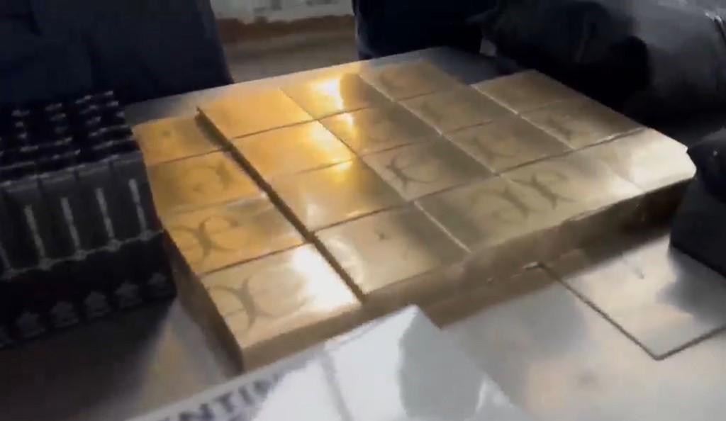 海關關員在該車內查獲化妝品、衣物鞋靴、手機、啤酒等共117件。微博@海關發布 海關關員在該車內查獲化妝品、衣物鞋靴、手機、啤酒等共117件。微博@海關發布