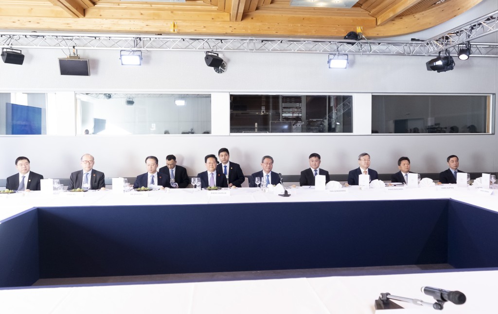 国务院总理李强在瑞士达沃斯出席世界经济论坛创始人兼执行主席施瓦布主持的午餐会，同跨国公司负责人进行交流。 新华社