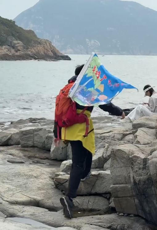 涉事內地團有領隊帶領。Threads影片截圖