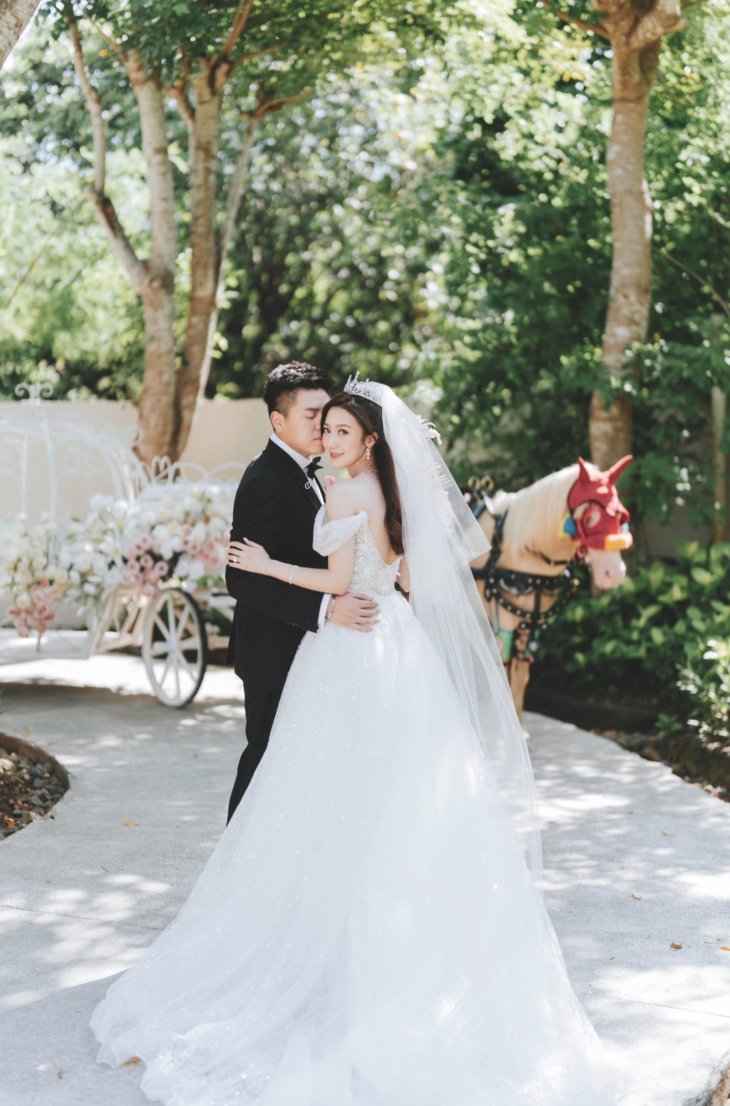 今日（18日）何依婷在社交平台貼上婚禮的相片，正式成為人妻。