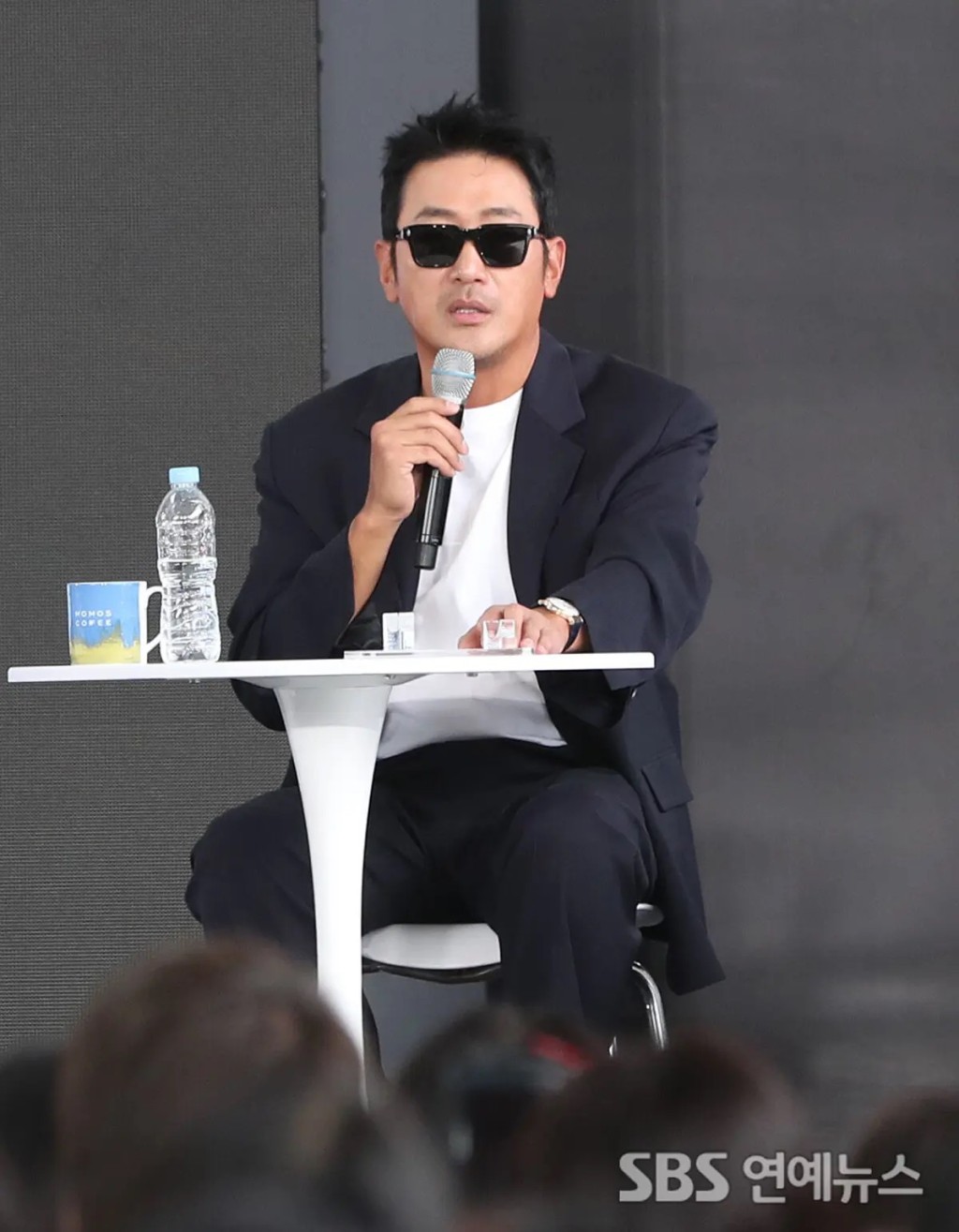 演員兼導演河正宇攜新片《樓上的人們》亮相。 演員兼導演河正宇攜新片《樓上的人們》亮相。