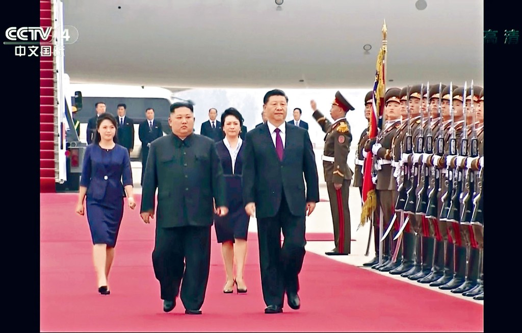 習近平到訪北韓，金正恩親自接機。　央視畫面