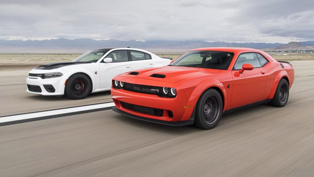 除了肌肉车Challenger（图右），Dodge Charger（图左）亦已停产。