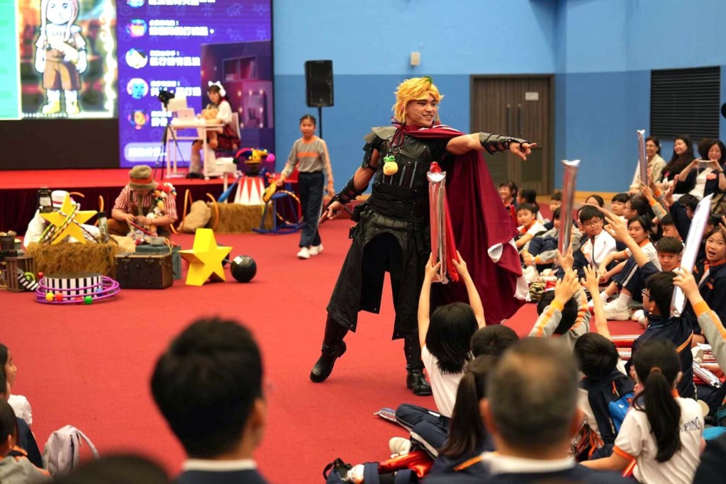 学生们参与互动禁毒剧场。