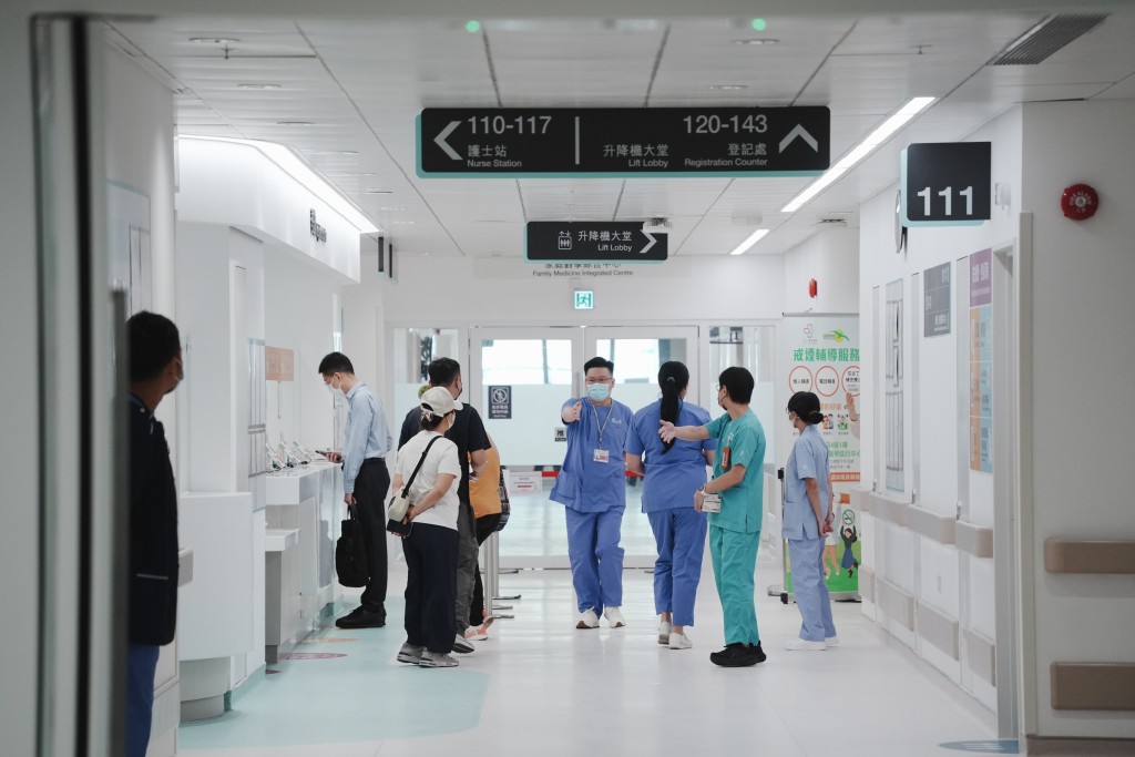 啟德醫院投入服務,有病人一早到醫院了解狀況及登記。 啟德醫院投入服務,有病人一早到醫院了解狀況及登記。