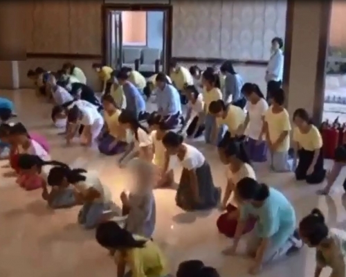 「女德班」但向未成年少女灌輸婚姻四原則，即「打不還手，罵不還口，逆來順受，堅決不離婚」。影片截圖