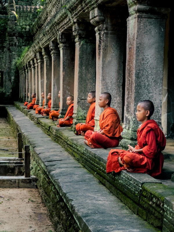 在柬埔寨塔布茏寺拍摄的《弟子》获年度摄影师第二名。　网上图片