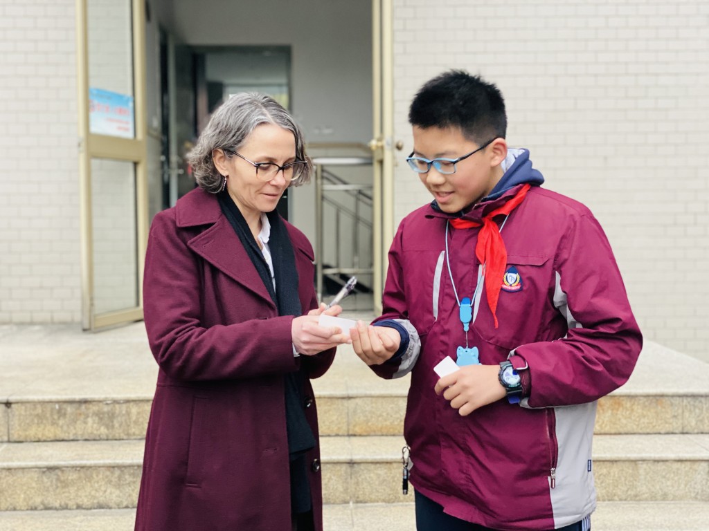甄逸慧和上海中学生交流。