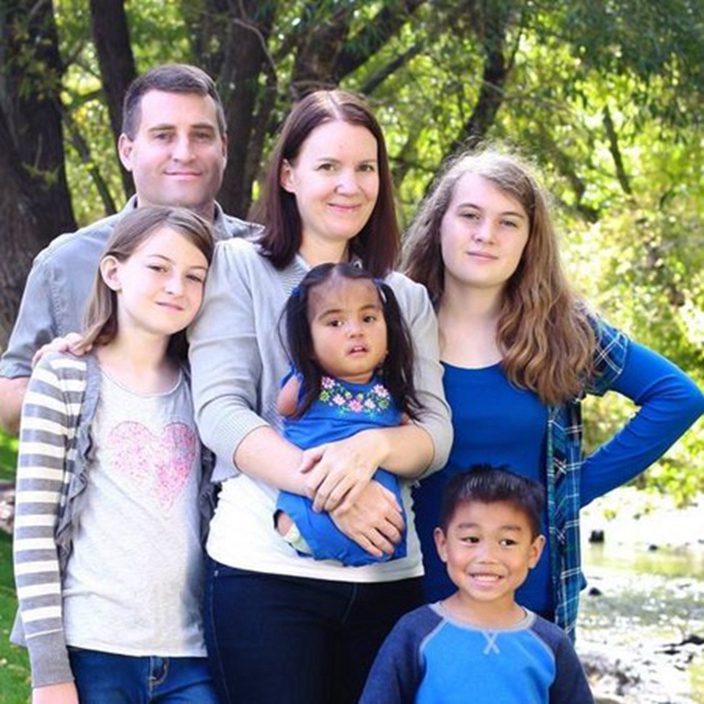 斯图尔特夫妇4年前遇到玛利亚，便下定决心领养她回家。