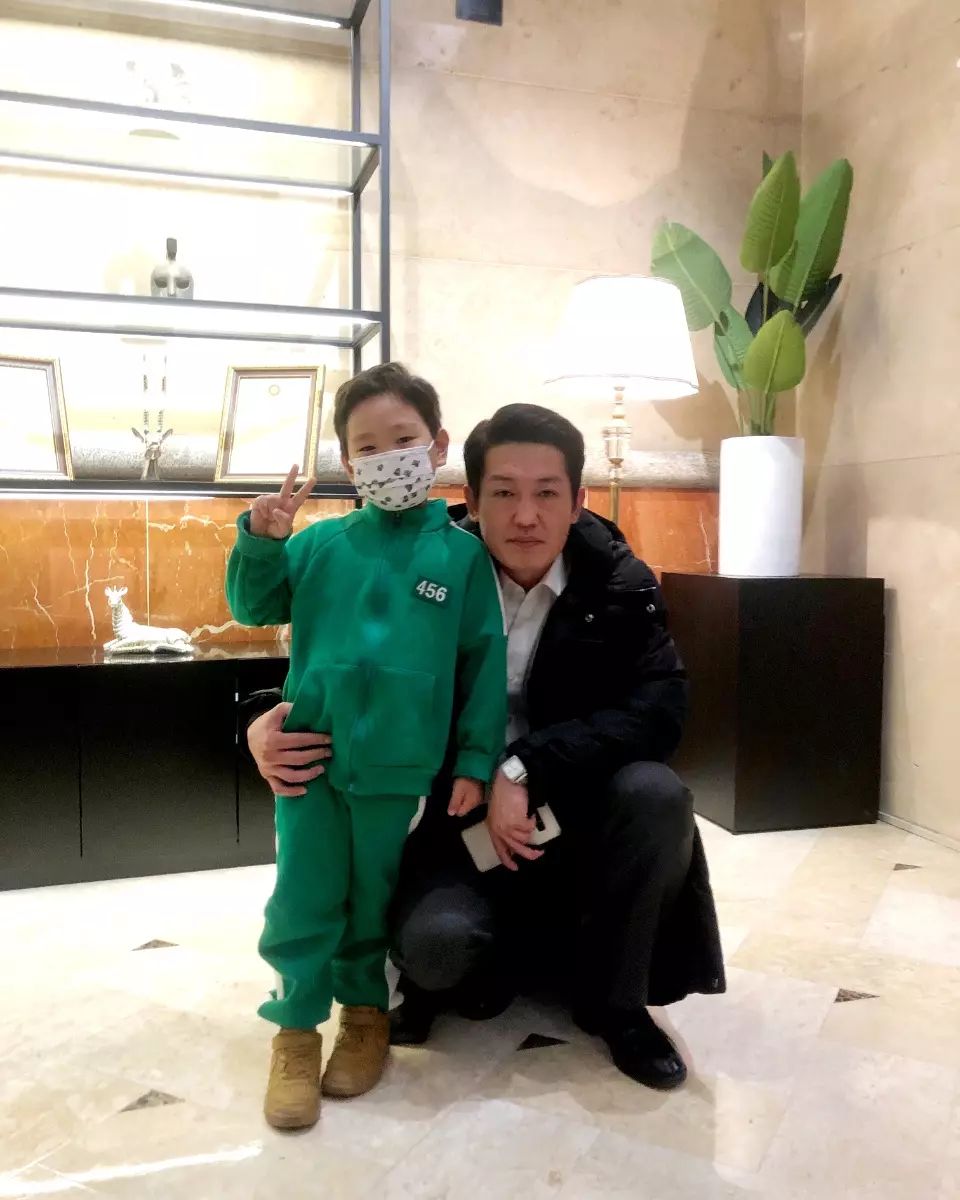 同經理人囝囝詩律嘅合照。