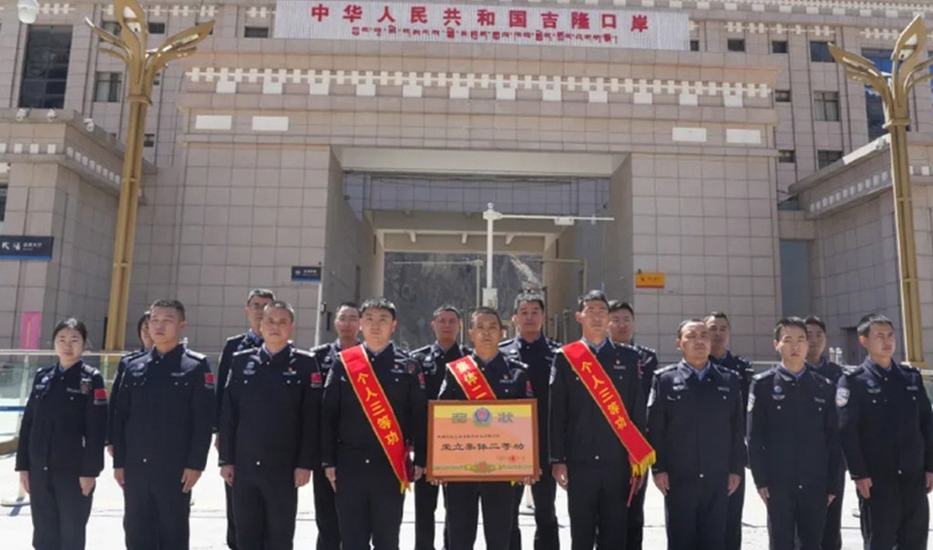 據同事稱，黃棚去年才考獲中級檢查員證書。