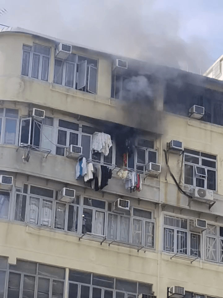 單位首先濃煙衝天。FB:Peter Wong@車Cam L(香港群組) 單位首先濃煙衝天。FB:Peter Wong@車Cam L(香港群組)