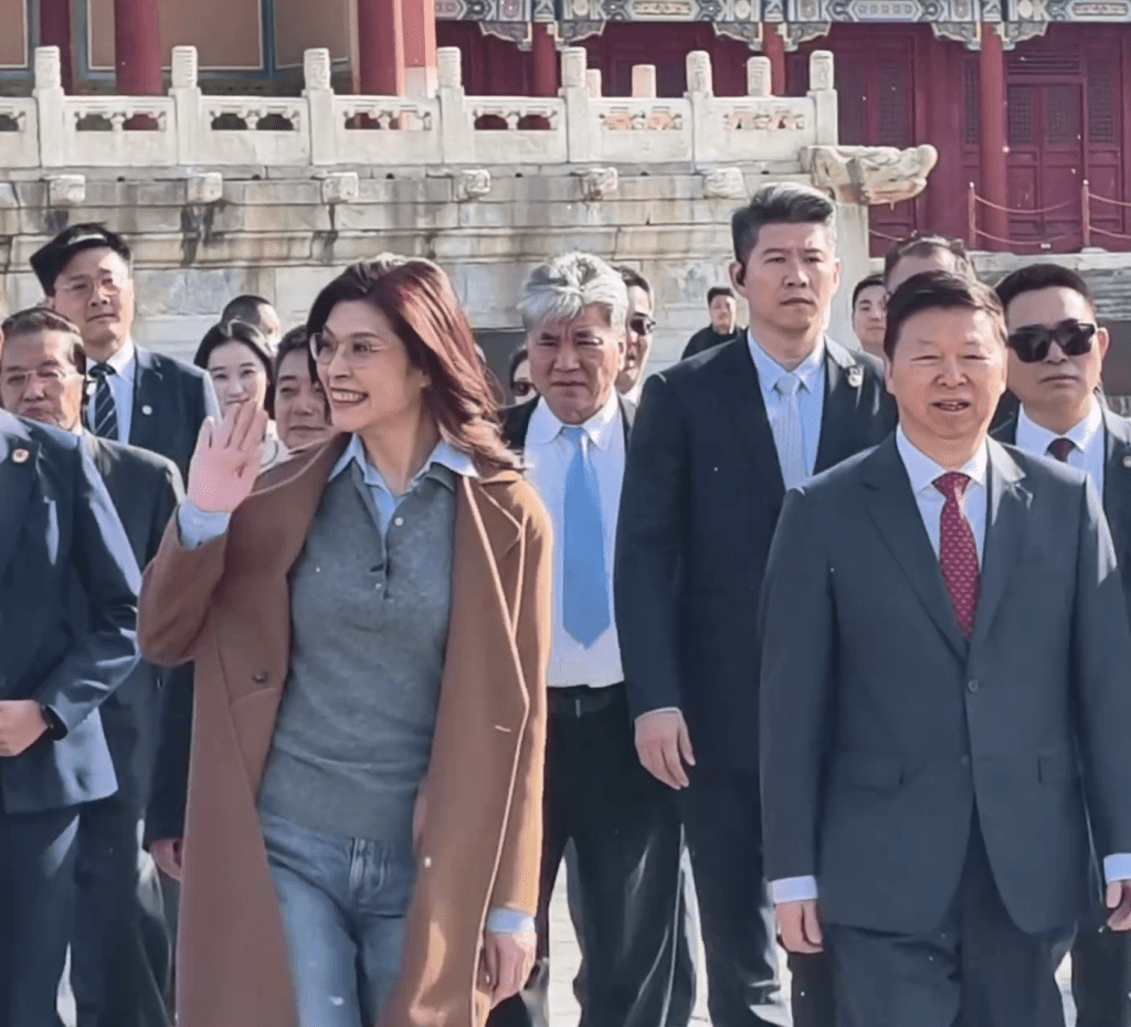 国民党主席郑丽文到故宫博物院参观，与游客挥手。