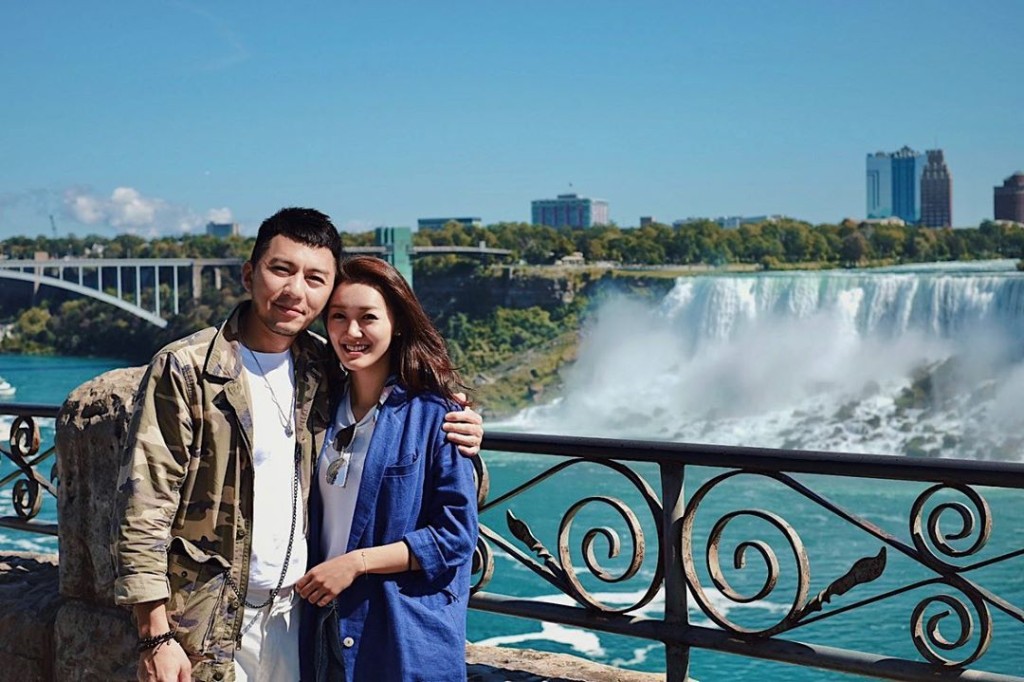 去年9月,袁偉豪在加拿大向女友張寶兒求婚成功。
