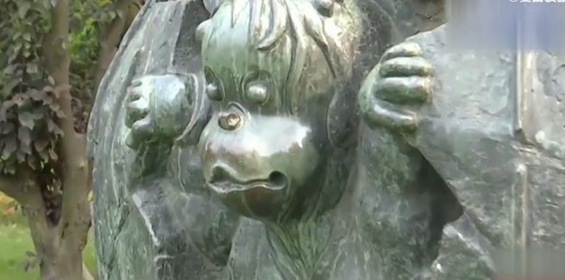 苏州公园的“司马光砸缸”雕塑。