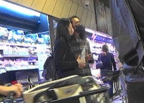 Joey與太太於ifc行超市好多嘢傾。