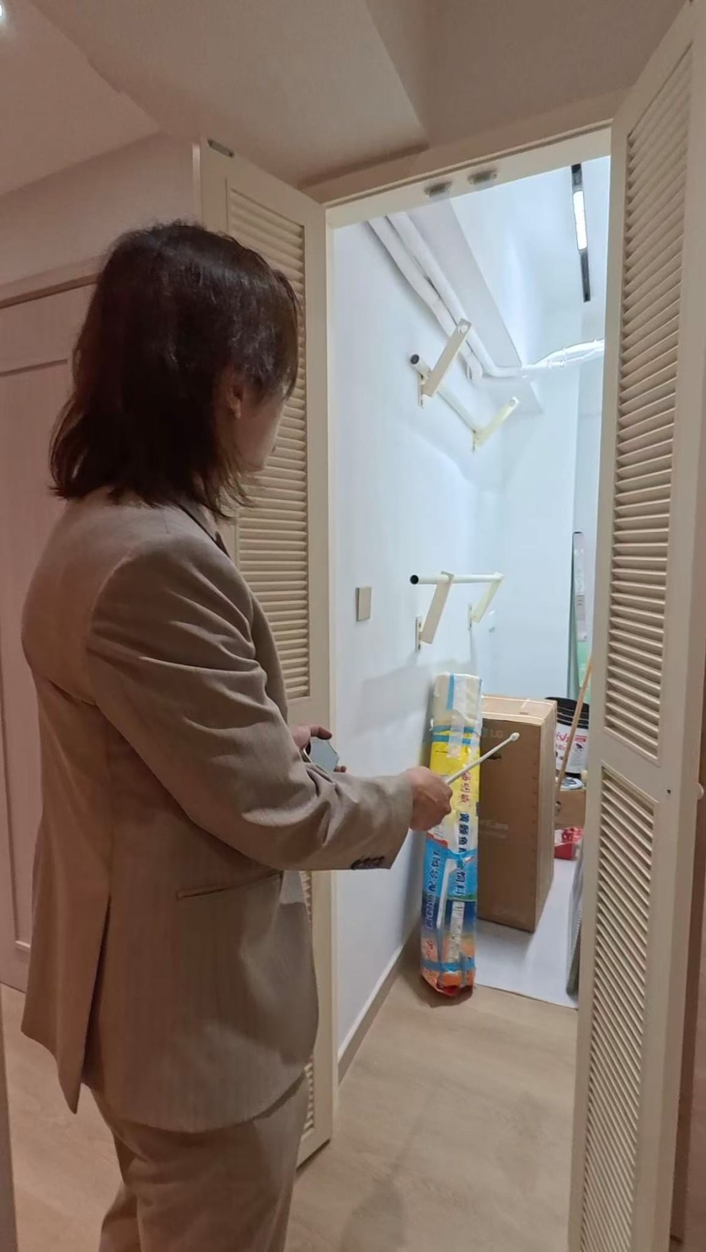 雜物房採用白色百葉門,視覺上輕巧且有助通風,其線條與全屋色調互相呼應。 雜物房採用白色百葉門,視覺上輕巧且有助通風,其線條與全屋色調互相呼應。