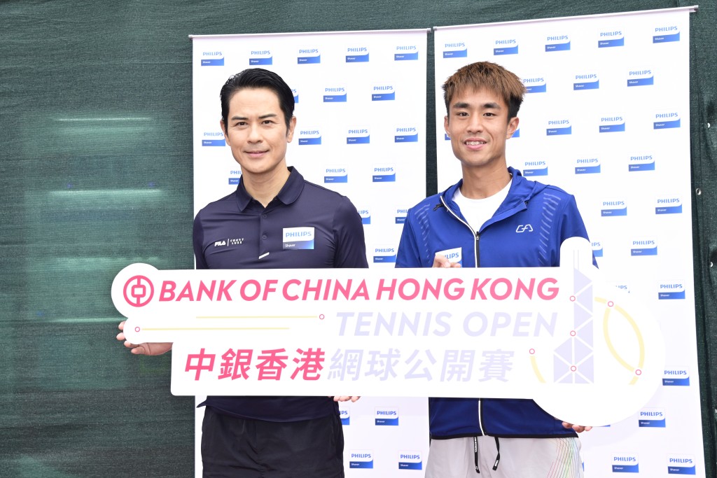 郑嘉颖表示好开心跟前香港网球代表王康杰砌磋球技。