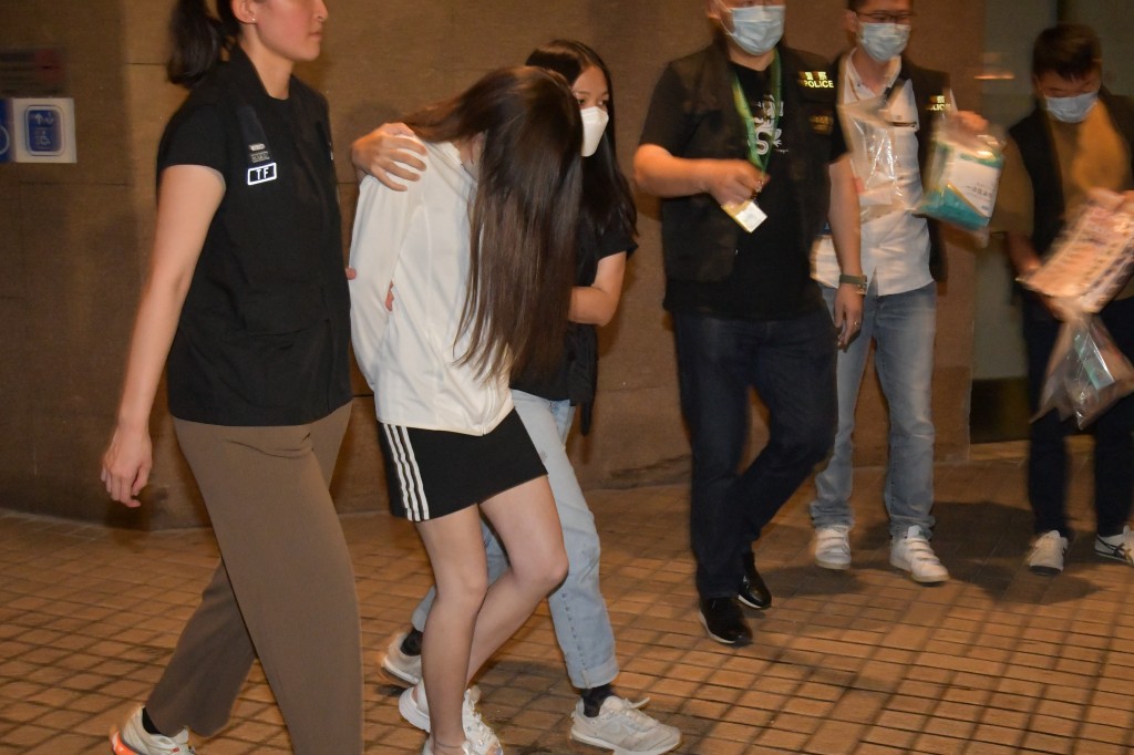 警员在弥敦道一酒店内共拘捕2名日籍女子。