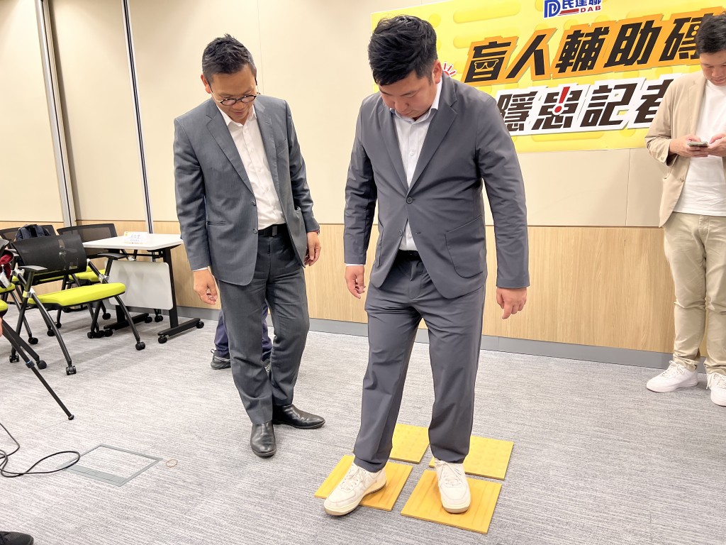 發現葵芳邨兩個樣本的防滑值只有18、37；石籬邨的樣本則為19。郭詠欣攝
