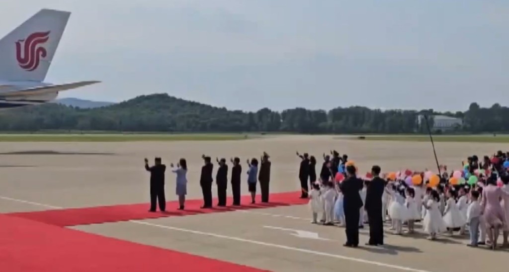 習近平離開平壤，金正恩夫婦前往機場送行。央視新聞截圖