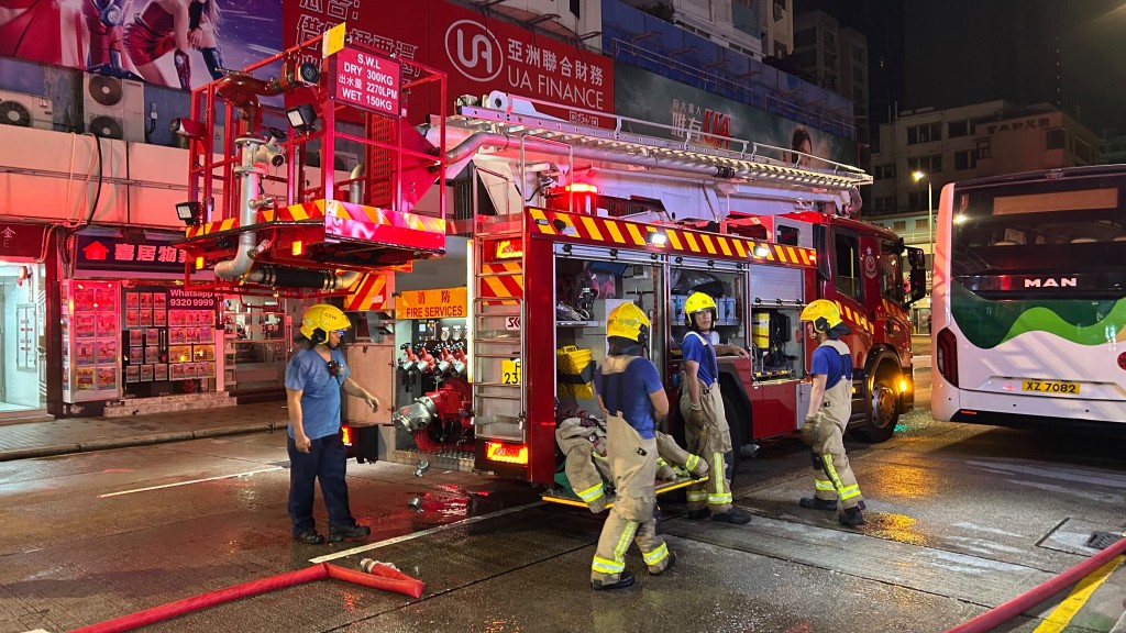 深水埗唐樓後樓梯雜物起火 消防開喉撲救元州街一度封路。蔡楚輝攝 深水埗唐樓後樓梯雜物起火 消防開喉撲救元州街一度封路。蔡楚輝攝