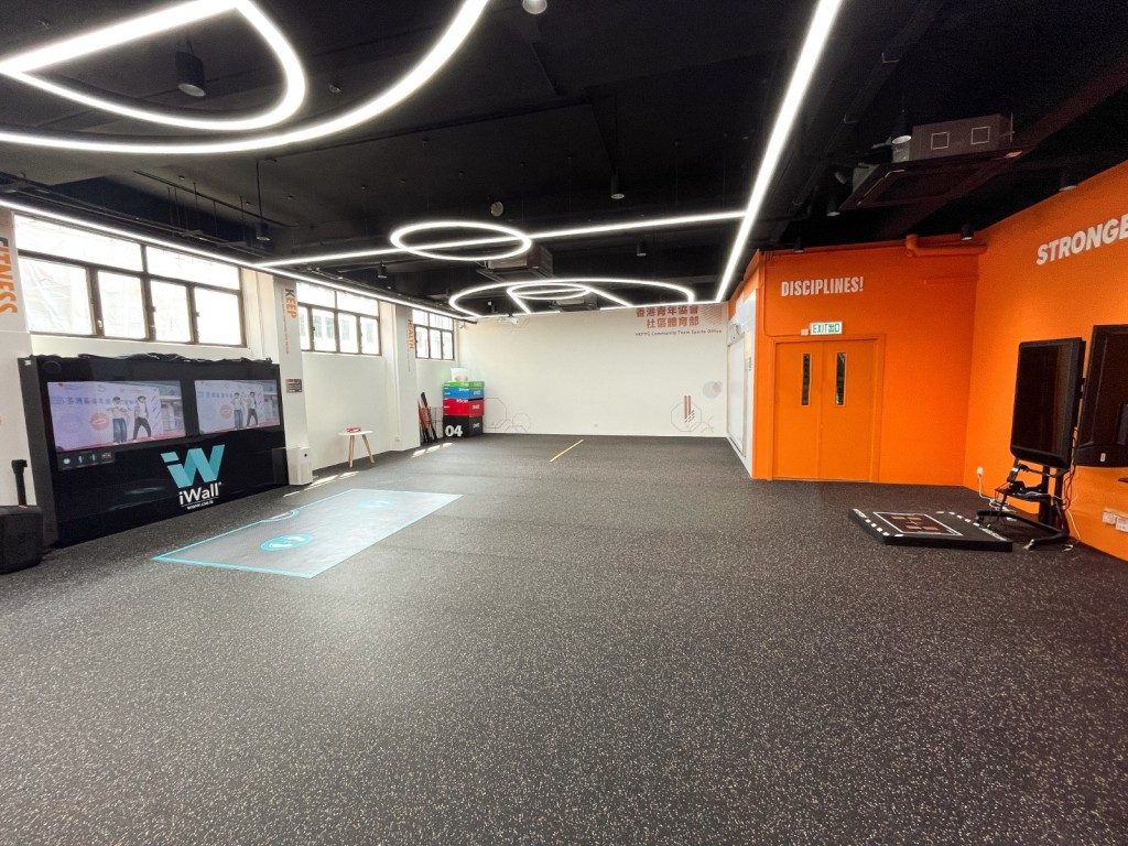 「香港青年協會運動測研館」配備多項新興運動科技設備，包括：iWALL 3.0、Multiball、AfaScan ScanLeader 3，冀以體育連繫社區，帶動社區體育發展。