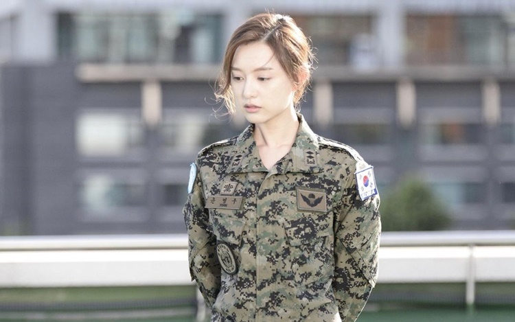 金智媛曾演《太阳的后裔》。