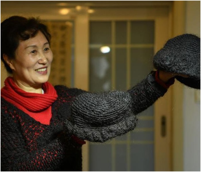 婦人在展示整理編織頭髮的方法。