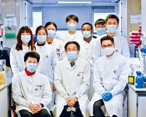 理大醫療科技及資訊學系副教授蕭傑恒（前排右一）與其團隊分析本港新冠病毒的基因排序，以追蹤病毒傳播鏈及尋找源頭。