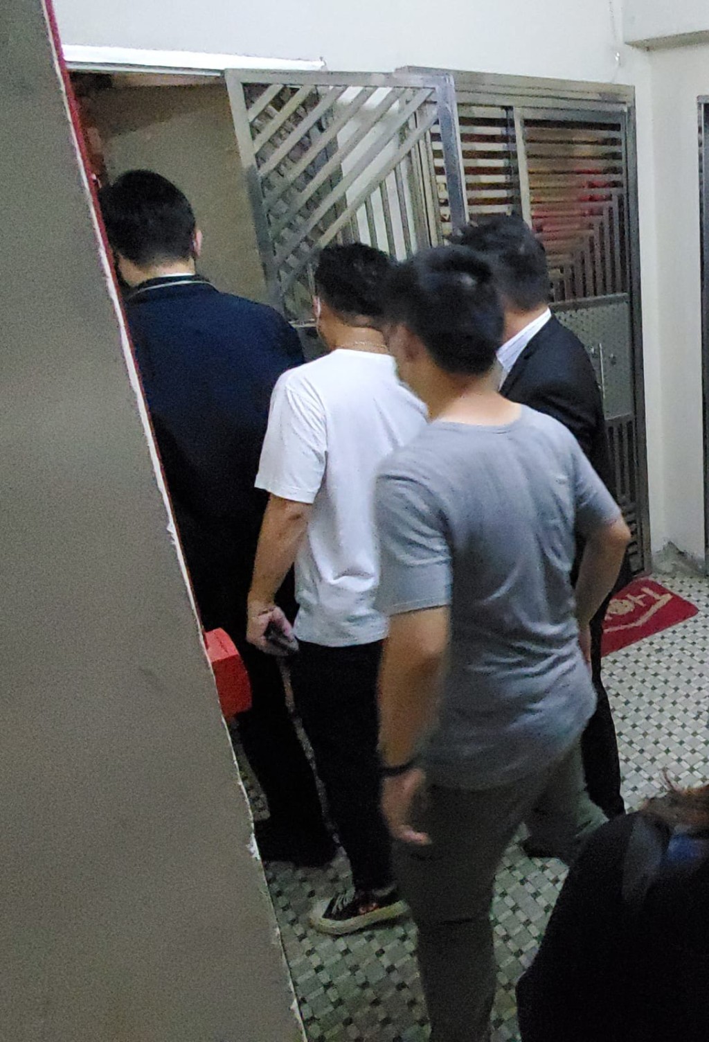 O記探員下午進入單位調查。林思明攝
