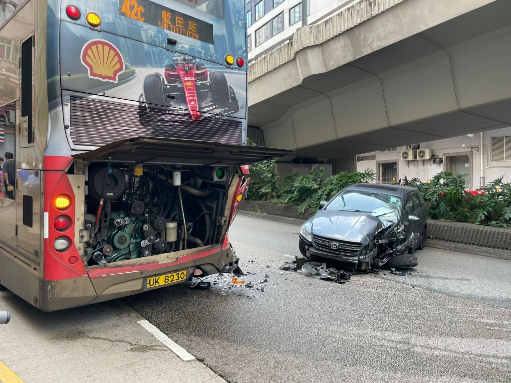 一輛私家車直撞九巴車尾。林賓尼攝 一輛私家車直撞九巴車尾。林賓尼攝