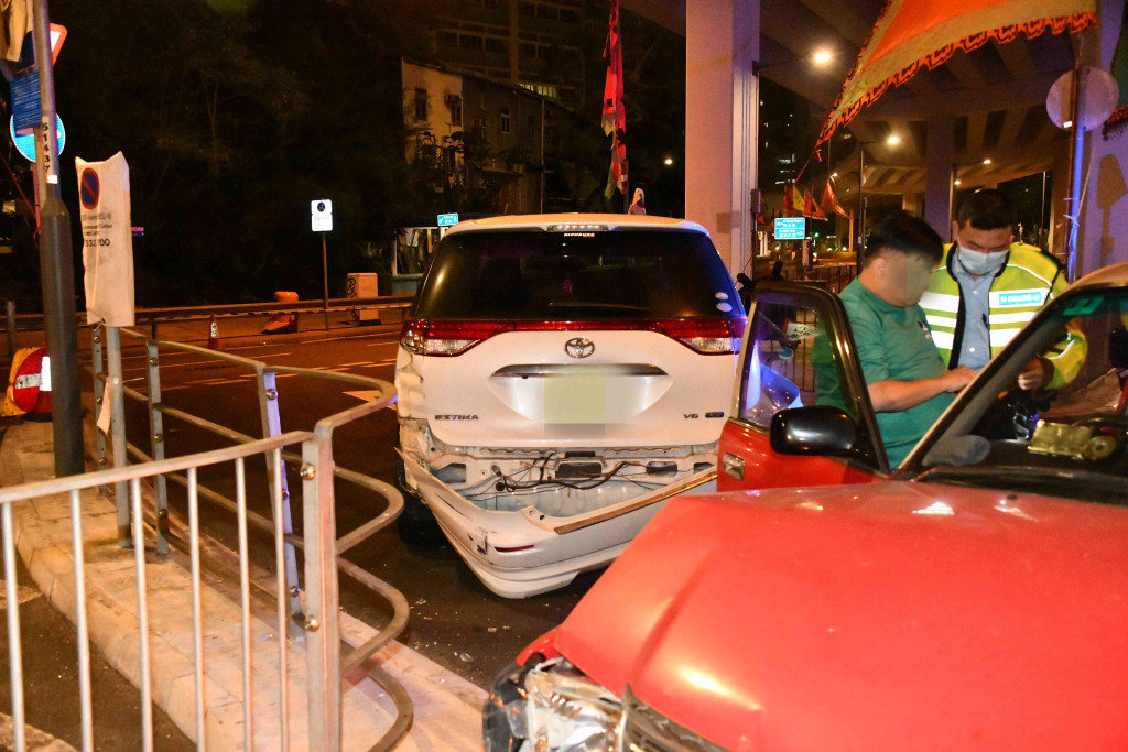 筲箕灣的士與私家車相撞。