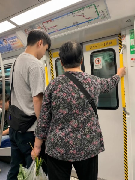 一次港鐵上見聞讓這名內地女徹底改觀,當一位提著菜的阿姨在車廂中站立時,旁邊的年輕乘客選擇「默默往裡挪半步讓出扶手位」。 一次港鐵上見聞讓這名內地女徹底改觀,當一位提著菜的阿姨在車廂中站立時,旁邊的年輕乘客選擇「默默往裡挪半步讓出扶手位」。