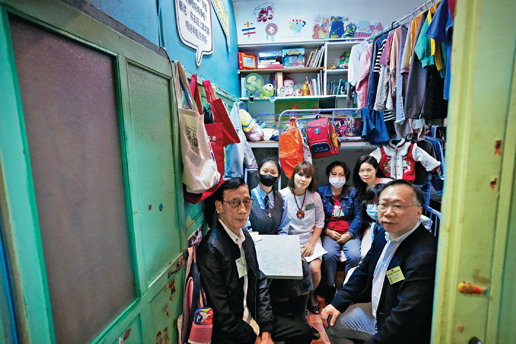 ■社協在大角咀一個唐樓單位設「侷住體驗館」，「一比一」還原基層住屋困境，讓市民可親身體驗實況。